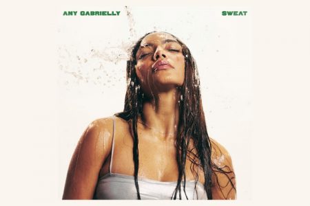 Fenômeno global, a brasileira Any Gabrielly lança hoje seu single de estreia, “Sweat”