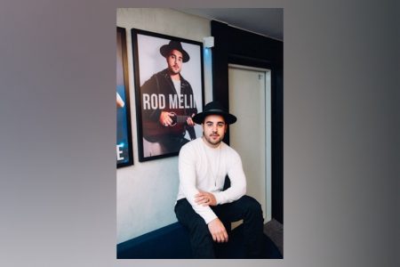 Rod Melim assina contrato com a Universal Music Brasil e anuncia o lançamento de seu primeiro projeto solo