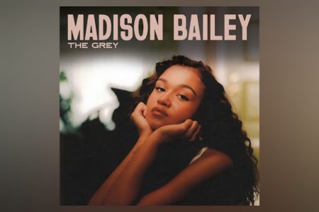 A atriz Madison Bailey faz sua estreia como cantora com o single “The Grey”