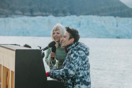 Jacob Collier e AURORA se unem em apresentação no Ártico para conscientização sobre a proteção dos Oceanos