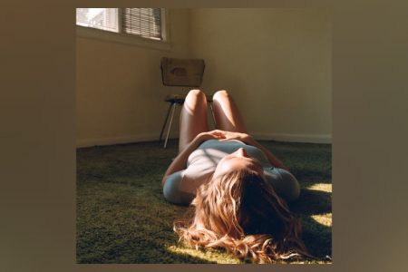 Depois do lançamento de seu terceiro álbum, “Don´t Forget Me”, Maggie Rogers está de volta com uma nova música, “In The Living Room”