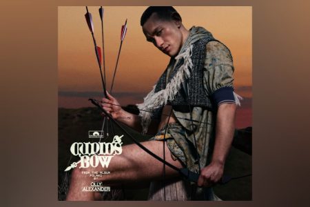 Olly Alexander começa a apresentar seu primeiro álbum solo com o single e clipe de “Cupid’s Bow”