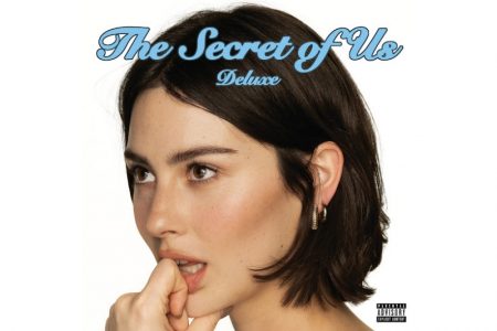 Gracie Abrams lança o álbum “The Secret Of Us Deluxe”, com sete músicas adicionais