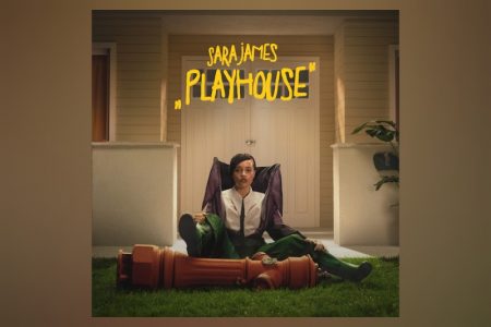 O álbum de estreia da cantora polonesa Sara James, “Playhouse”, já está em todas as plataformas digitais