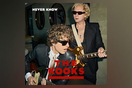 VIRGIN :: A banda indie The Kooks apresenta seu novo single, “Never Know”, e faixa-tema de seu sétimo álbum