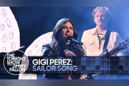 Dona do hit “Sailor Song”, Gigi Perez se apresenta no The Tonight Show Starring Jimmy Fallon e anuncia turnê com Hozier